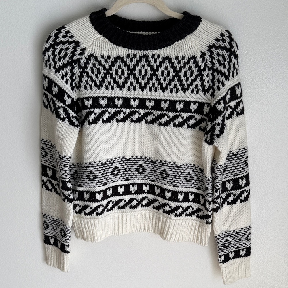NWT! Aqua Black and White Knit Pull Over Crew Neck Sweater, Small
